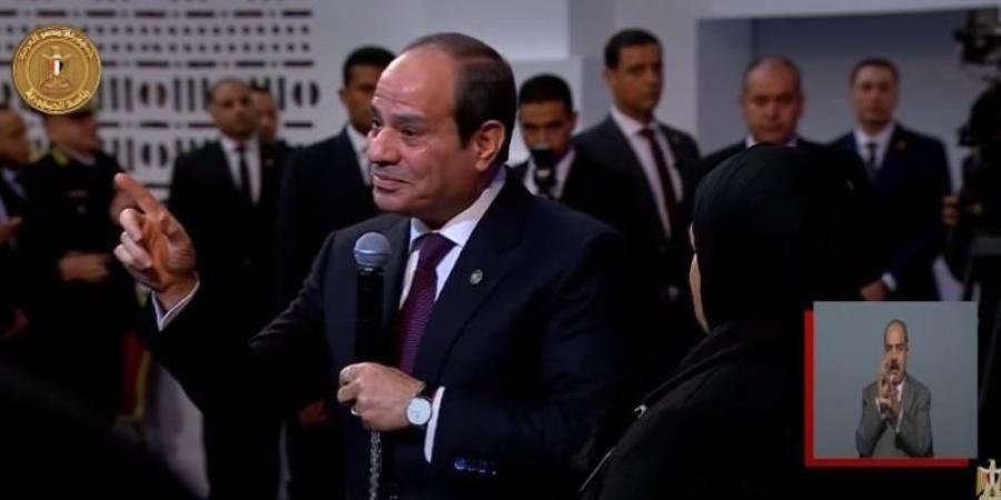 السيسي يقبل رأس أم الشهيد عمر القاضي.. ويعلق: «ربنا يجعله ذخر ليكي»