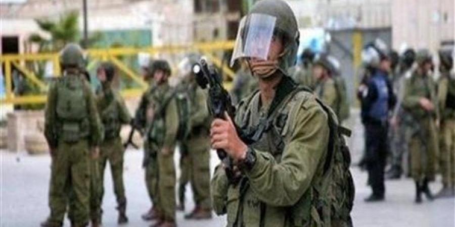 فلسطين.. قوات الاحتلال تداهم منازل المواطنين خلال اقتحام بلدة عزون شرق قلقيلية